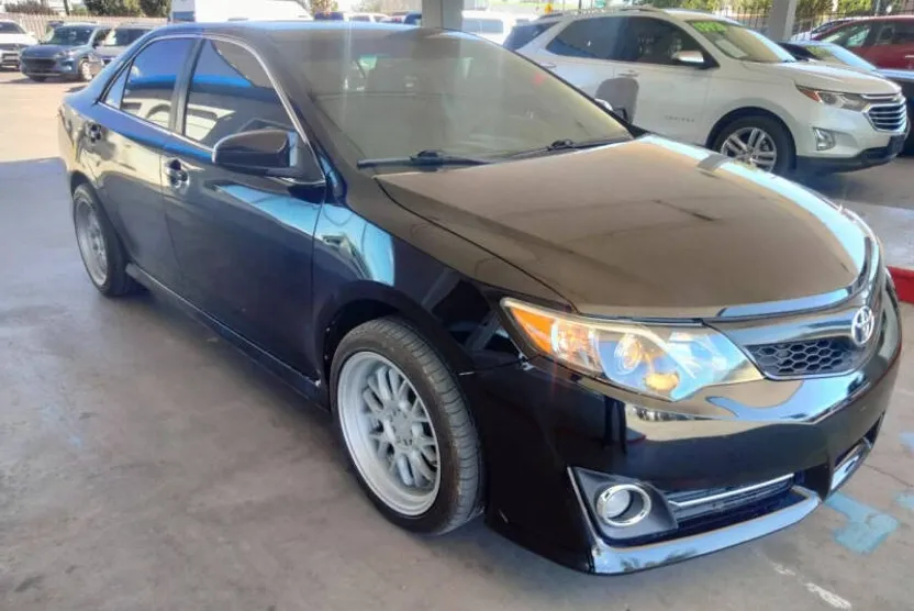 2014 Toyota Camry LE photo 1
