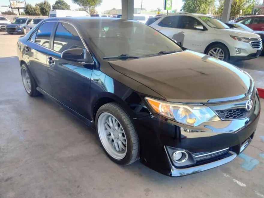2014 Toyota Camry LE photo 1