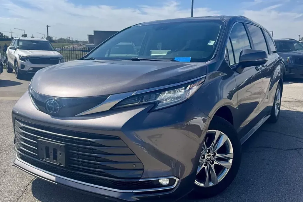 2023 Toyota Sienna Limited photo 1