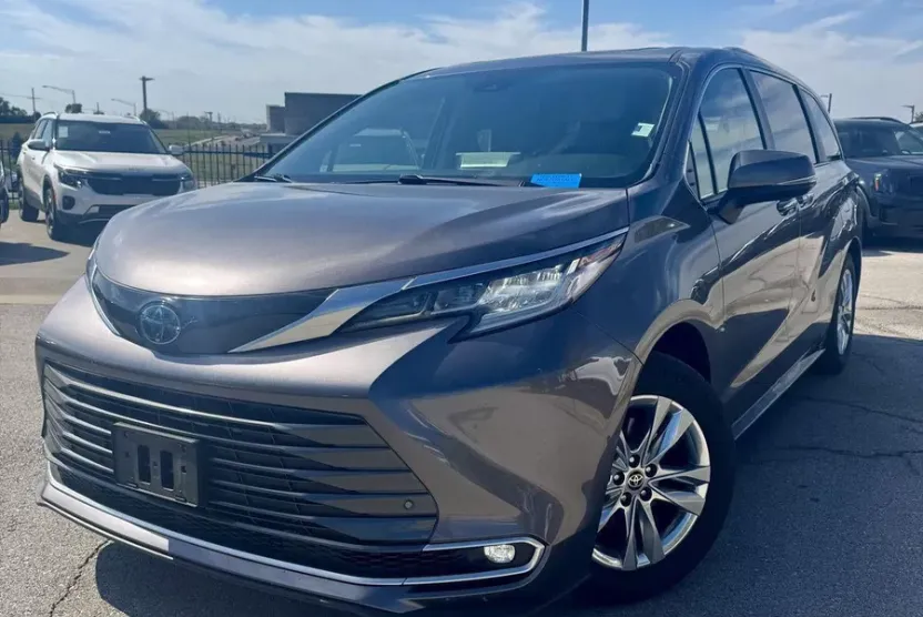 2023 Toyota Sienna Limited photo 1