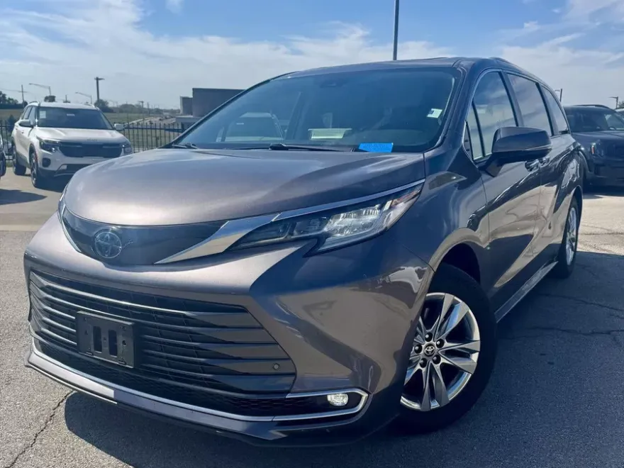 2023 Toyota Sienna Limited photo 1