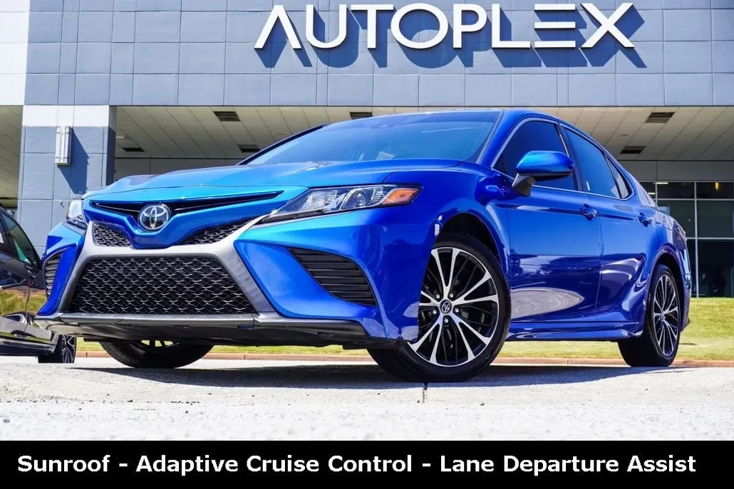 2019 Toyota Camry SE photo 1