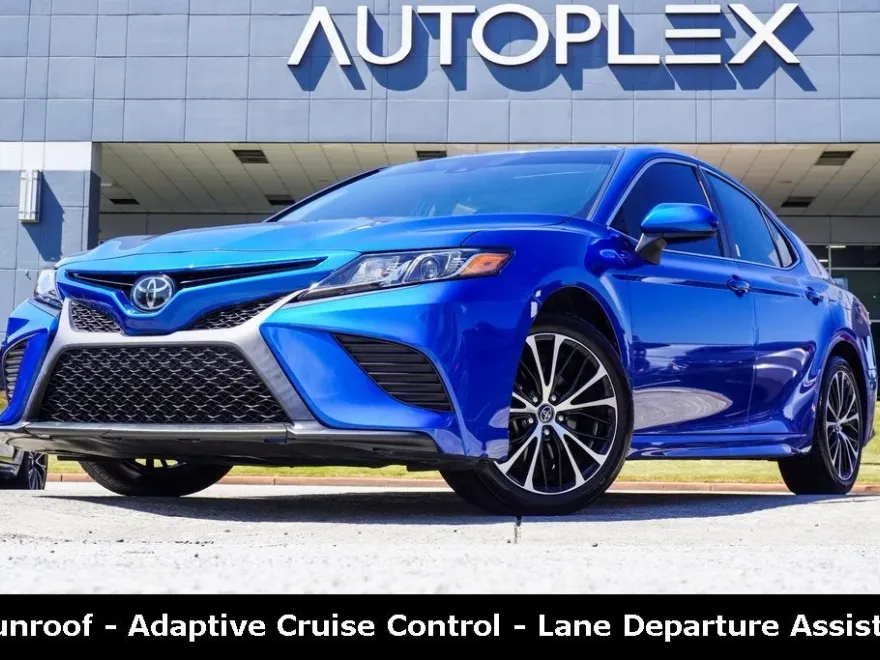 2019 Toyota Camry SE photo 1