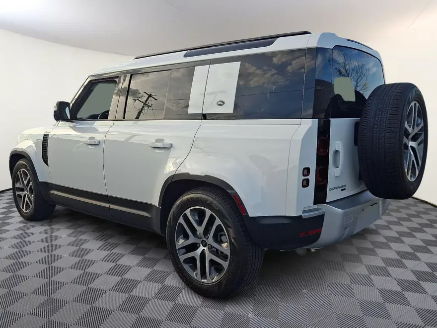 2023 Land Rover Defender 110 SE photo 1