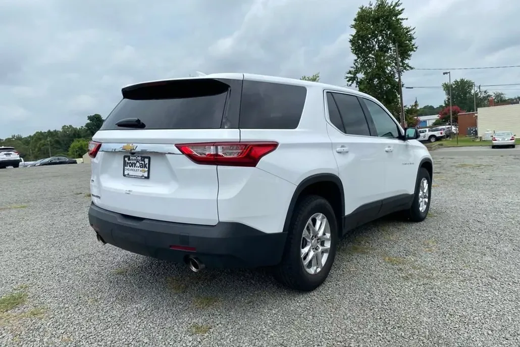 2021 Chevrolet Traverse LS photo 1