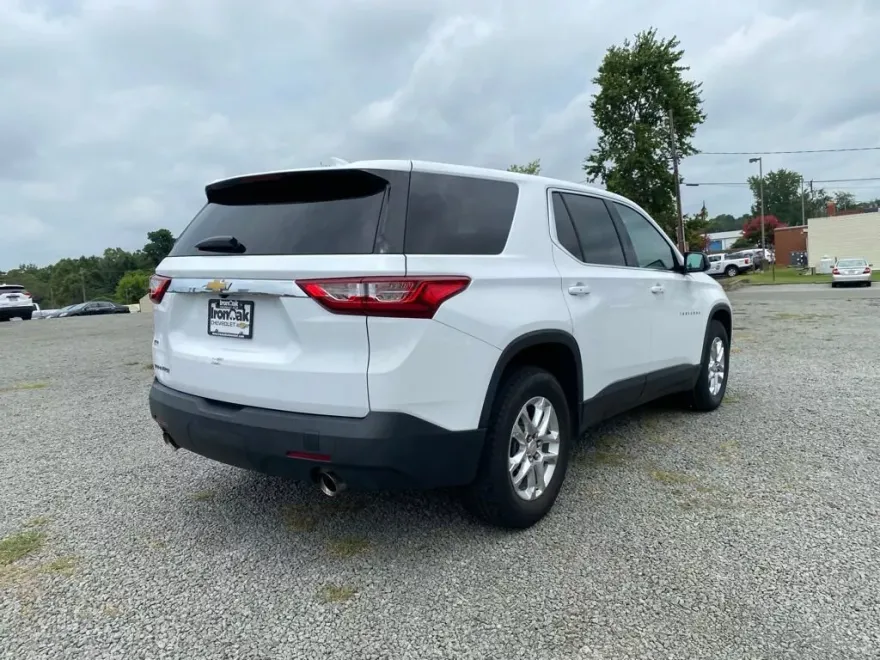 2021 Chevrolet Traverse LS photo 1