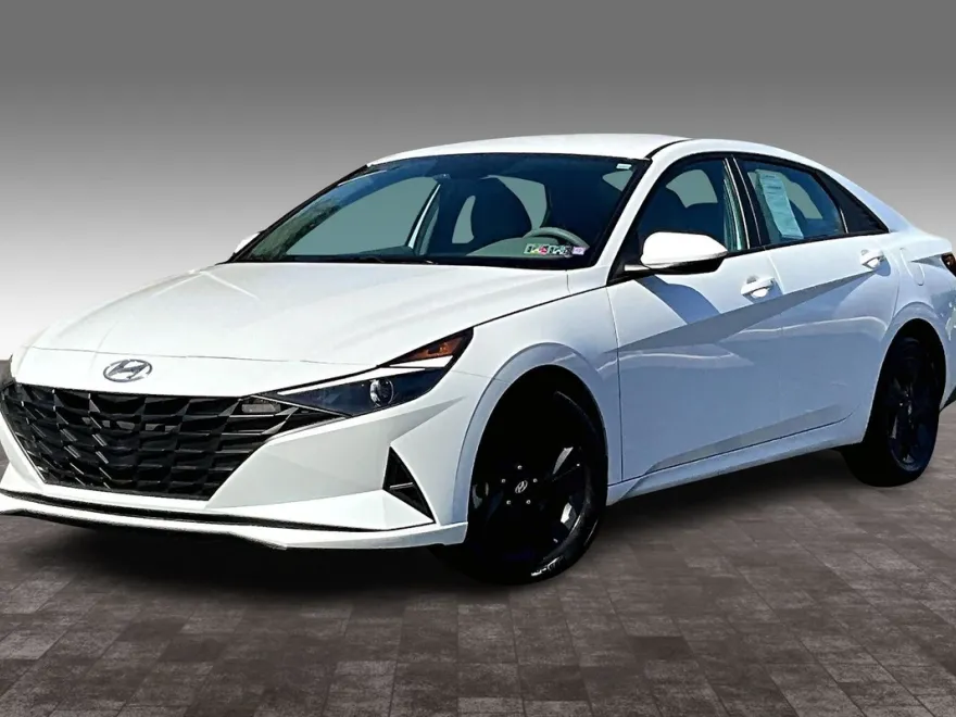 2023 Hyundai Elantra SEL photo 1
