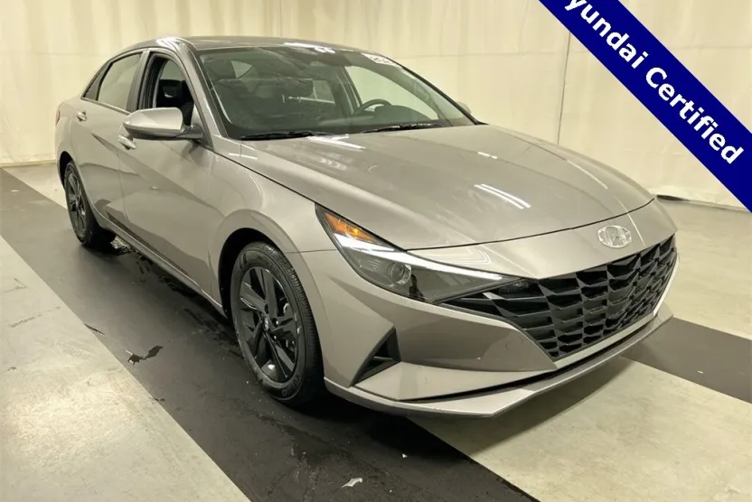 2023 Hyundai Elantra SEL photo 1