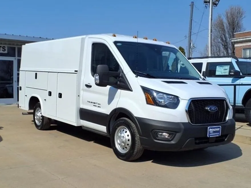 2024 Ford Transit Cutaway photo 1