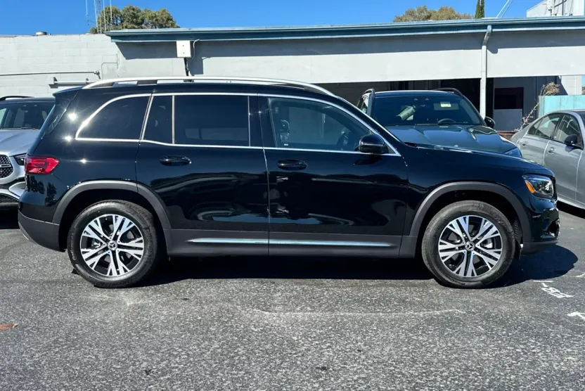 2026 Mercedes Benz GLB 250 photo 1