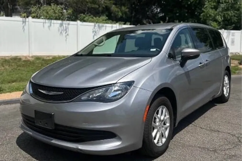 2020 Chrysler Voyager LX photo 1