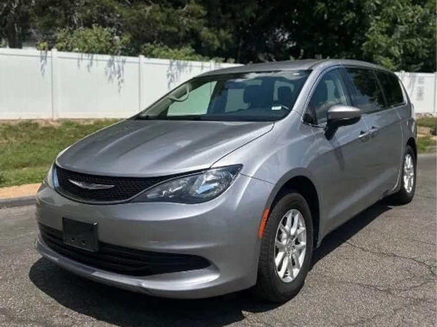 2020 Chrysler Voyager LX photo 1