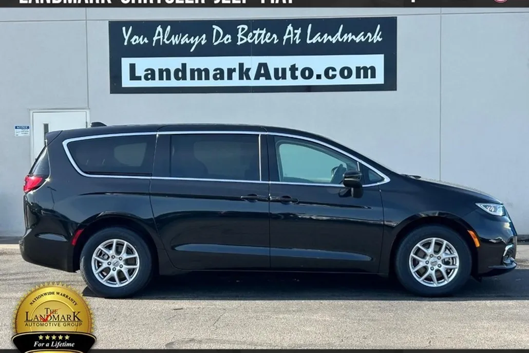 2023 Chrysler Pacifica Touring L photo 1
