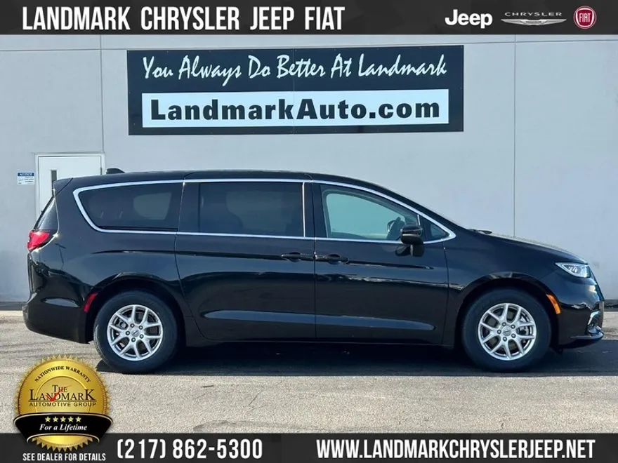 2023 Chrysler Pacifica Touring L photo 1