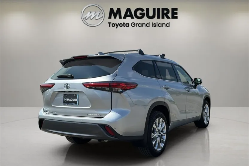 2022 Toyota Highlander Limited photo 1