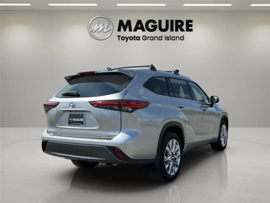 2022 Toyota Highlander Limited photo 1
