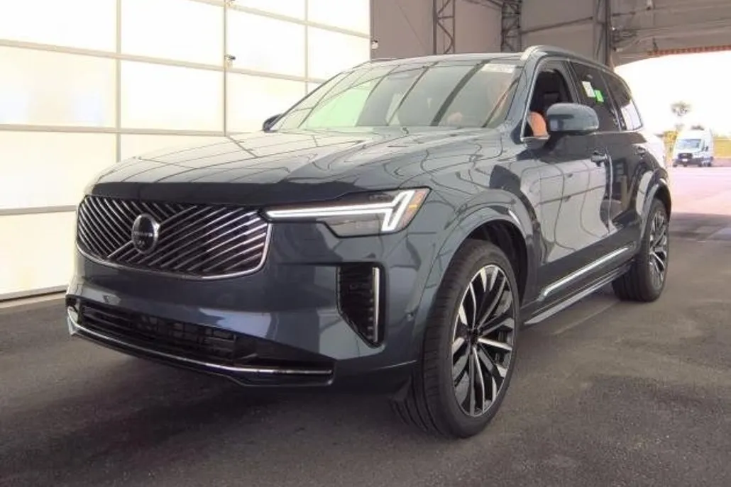 2025 Volvo XC90 Plus photo 1