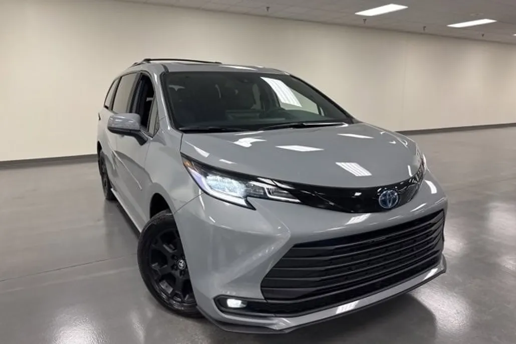 2025 Toyota Sienna Woodland Edition photo 1