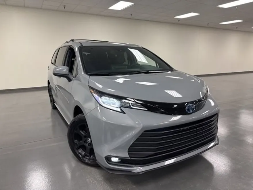 2025 Toyota Sienna Woodland Edition photo 1