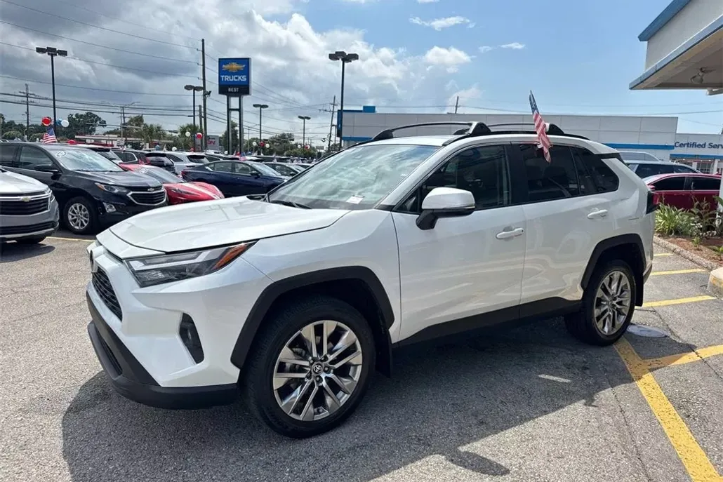 2023 Toyota RAV4 XLE Premium photo 1