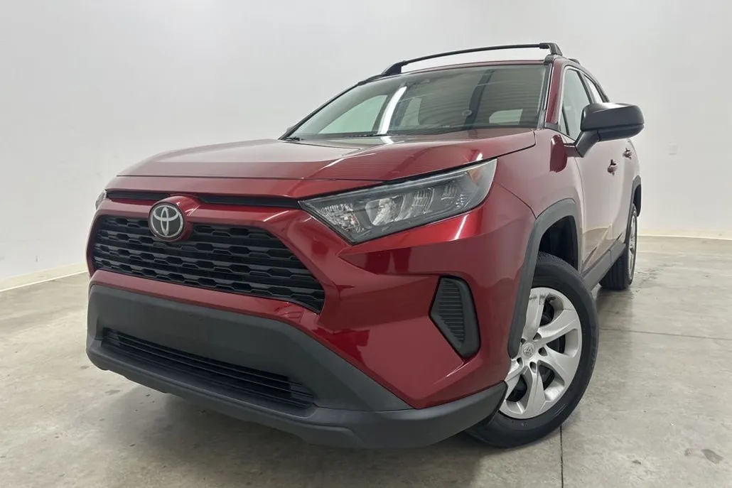 2019 Toyota RAV4 LE photo 1