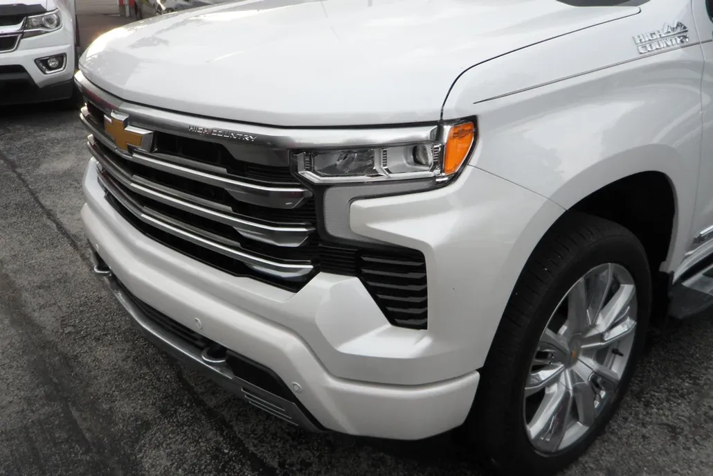 2023 Chevrolet Silverado 1500 High Country photo 1