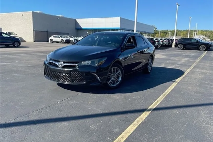 2017 Toyota Camry SE photo 1
