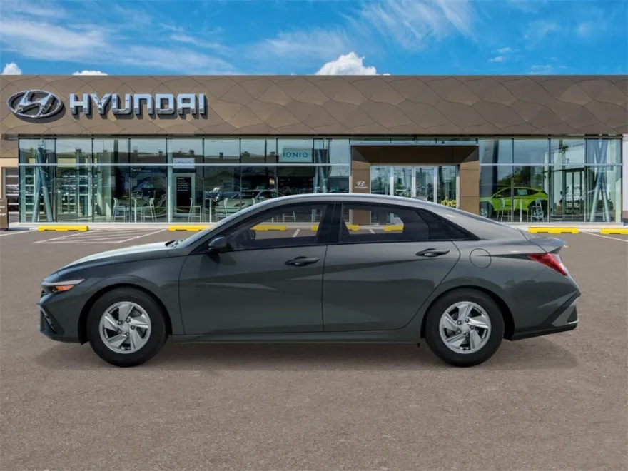 2025 Hyundai Elantra SE photo 1