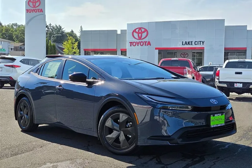 2026 Toyota Prius LE photo 1