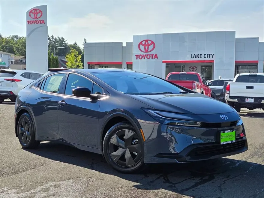2026 Toyota Prius LE photo 1