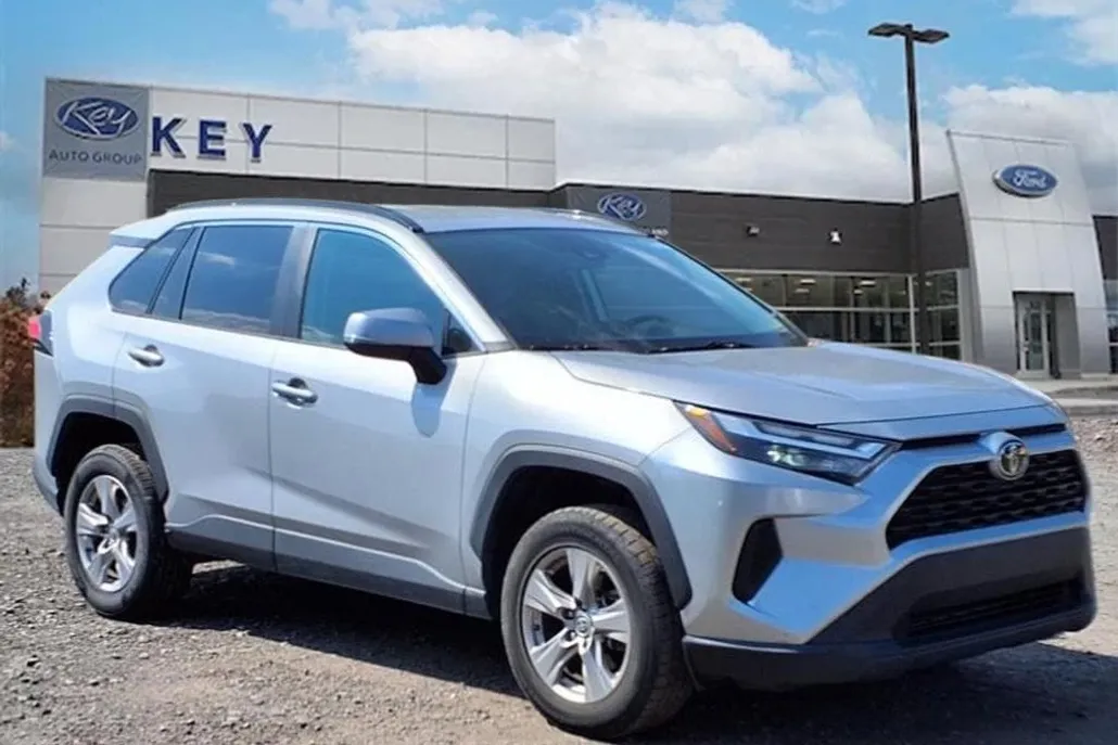 2022 Toyota RAV4 XLE photo 1