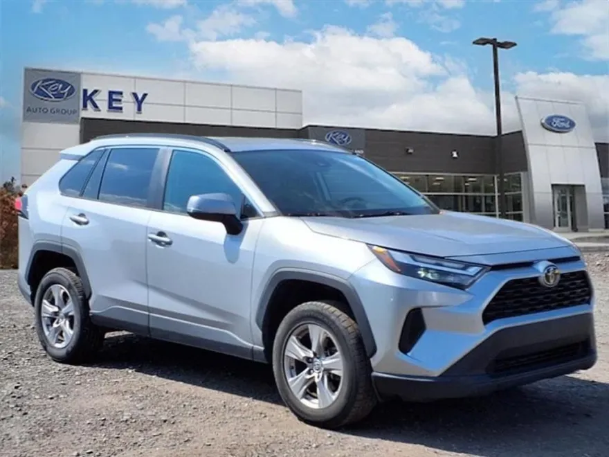 2022 Toyota RAV4 XLE photo 1