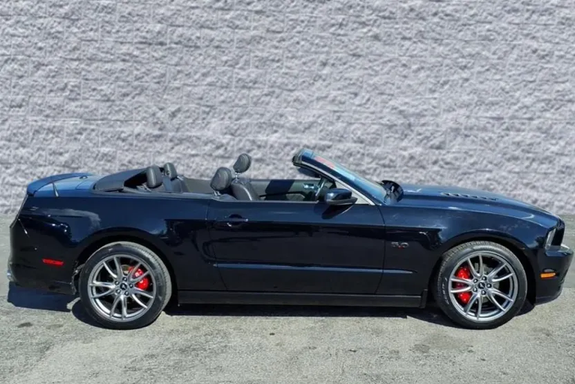 2014 Ford Mustang V6 Premium photo 1