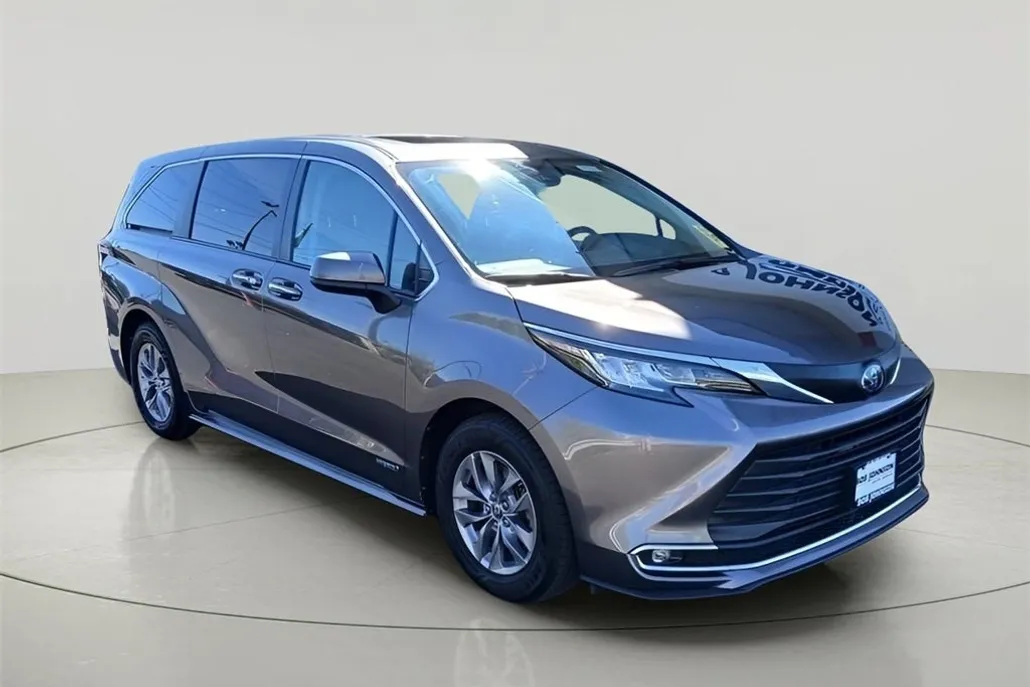 2021 Toyota Sienna XLE photo 1