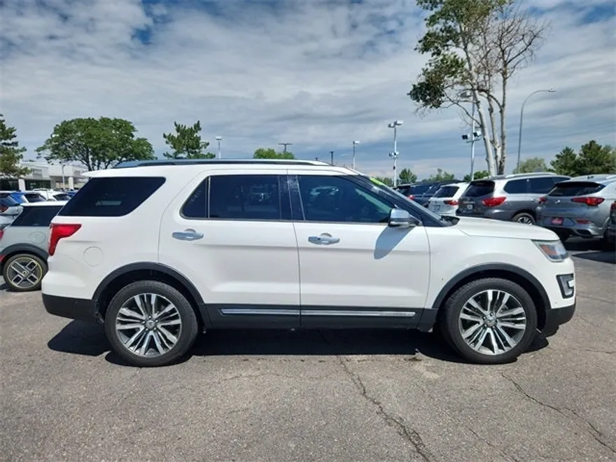 2017 Ford Explorer Platinum photo 1