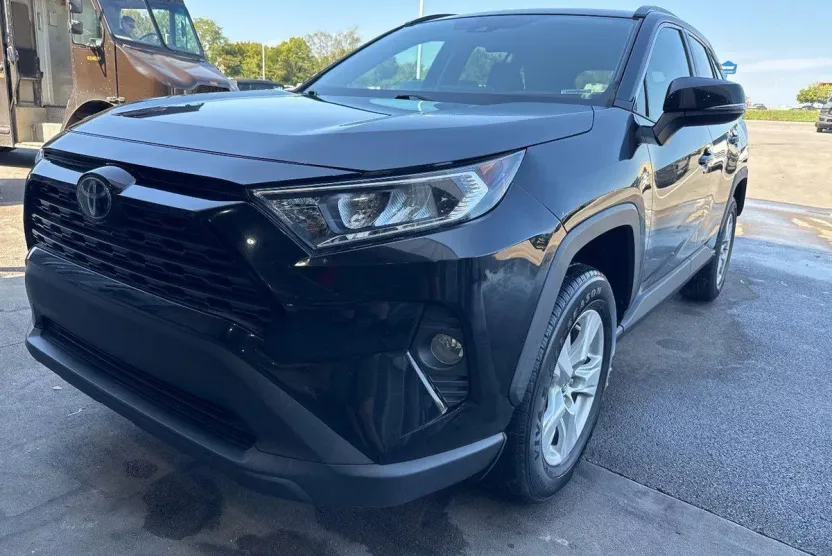 2020 Toyota RAV4 XLE photo 1