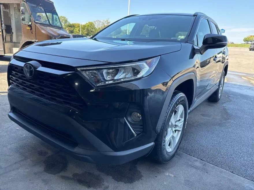 2020 Toyota RAV4 XLE photo 1