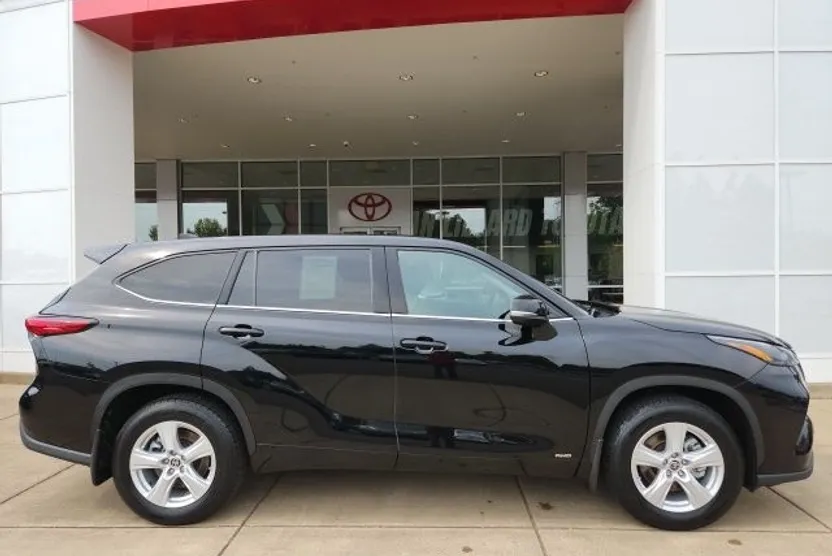 2022 Toyota Highlander Hybrid LE photo 1