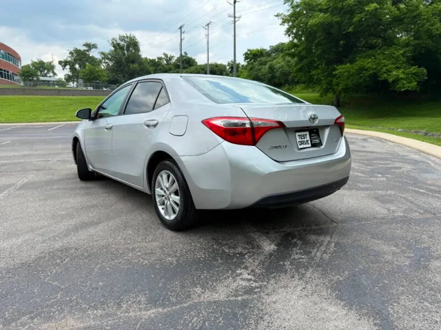 2015 Toyota Corolla LE Plus photo 1