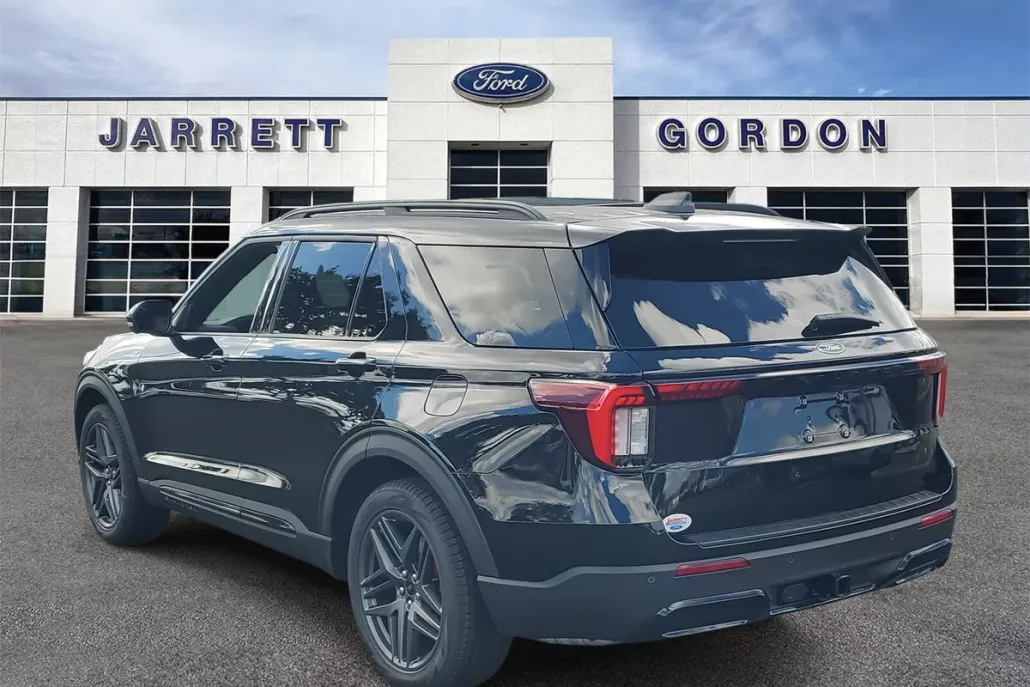 2025 Ford Explorer ST-Line photo 1