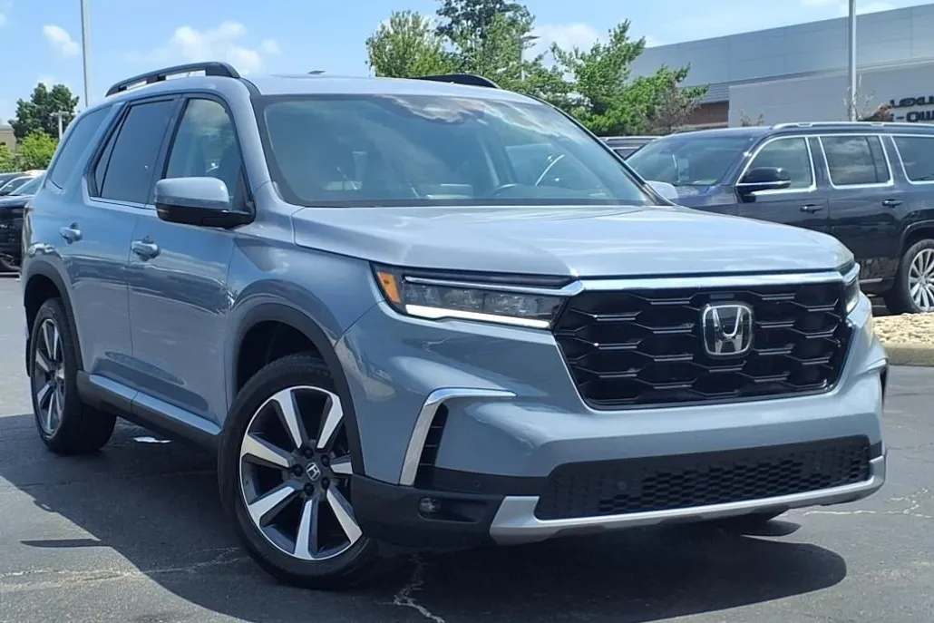 2023 Honda Pilot Touring photo 1