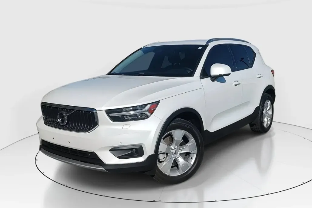 2021 Volvo XC40 Momentum photo 1