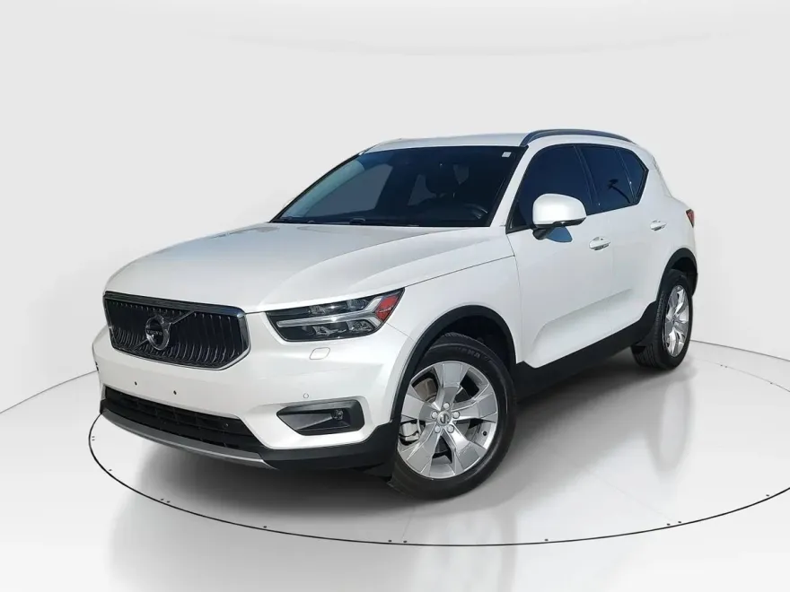 2021 Volvo XC40 Momentum photo 1