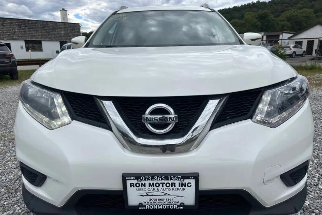 2016 Nissan Rogue SV photo 1