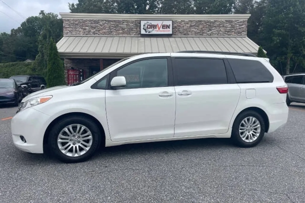2017 Toyota Sienna XLE photo 1