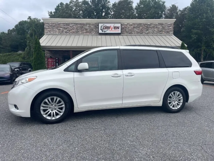 2017 Toyota Sienna XLE photo 1