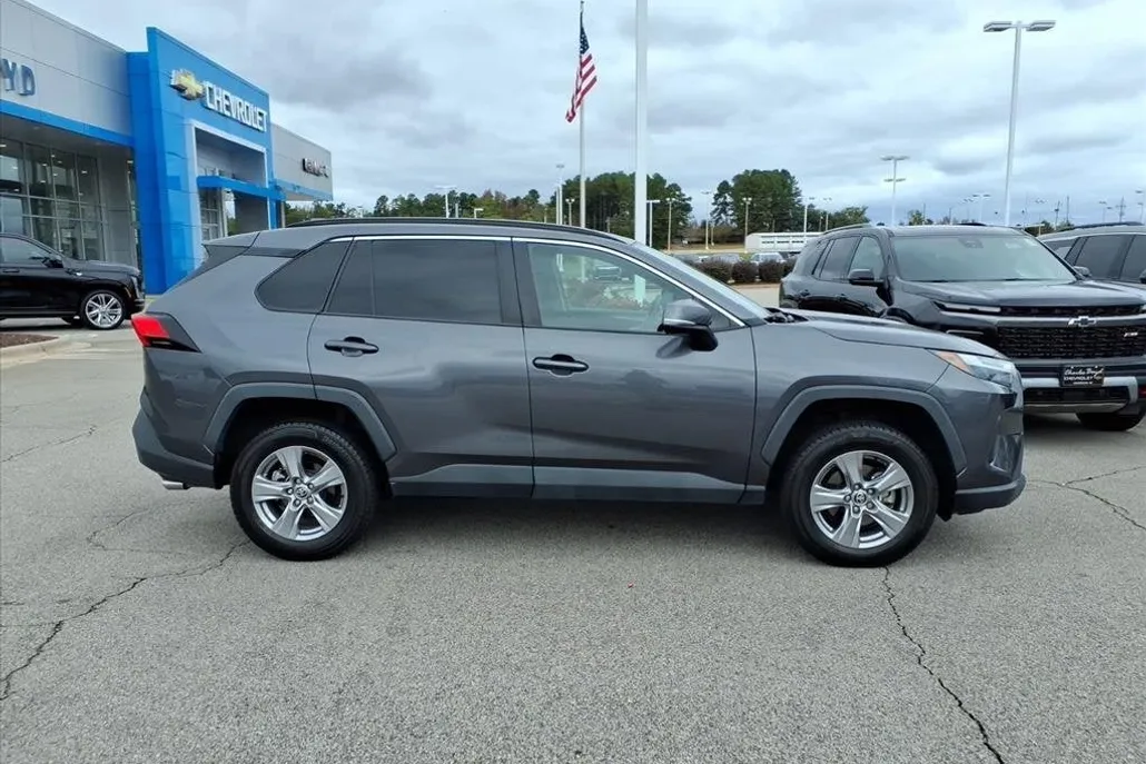 2022 Toyota RAV4 XLE photo 1