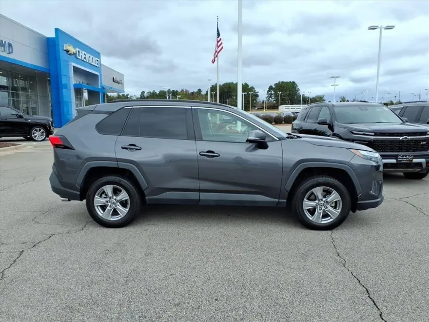 2022 Toyota RAV4 XLE photo 1