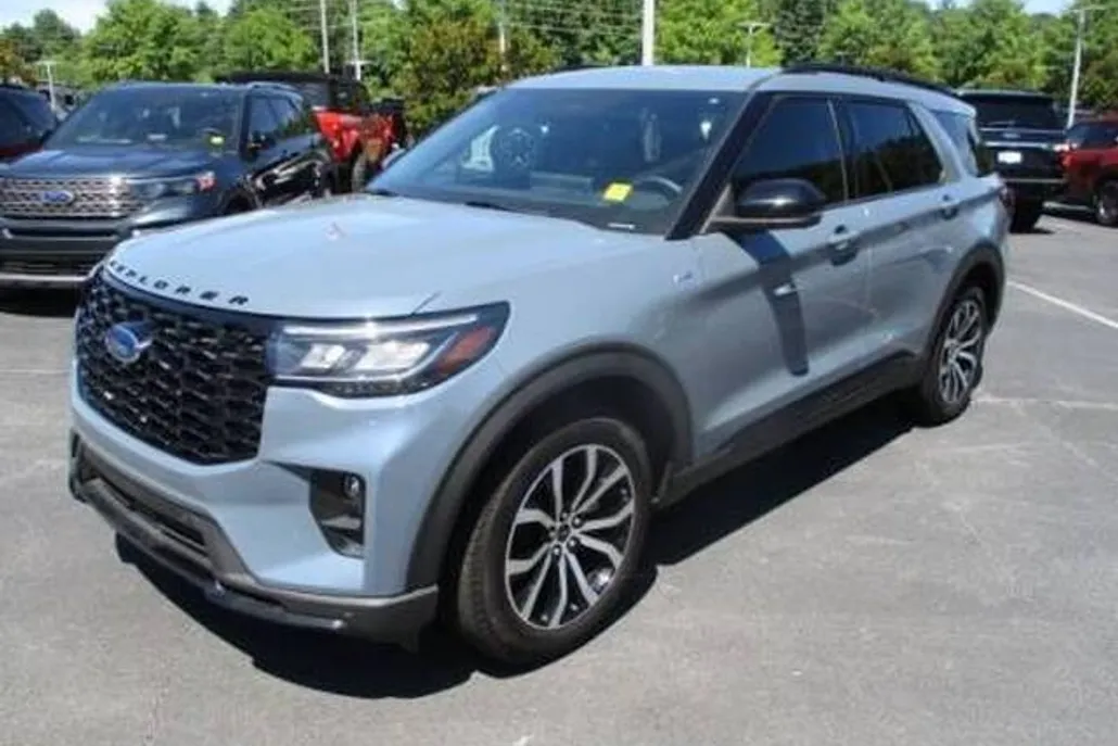2025 Ford Explorer ST-Line photo 1