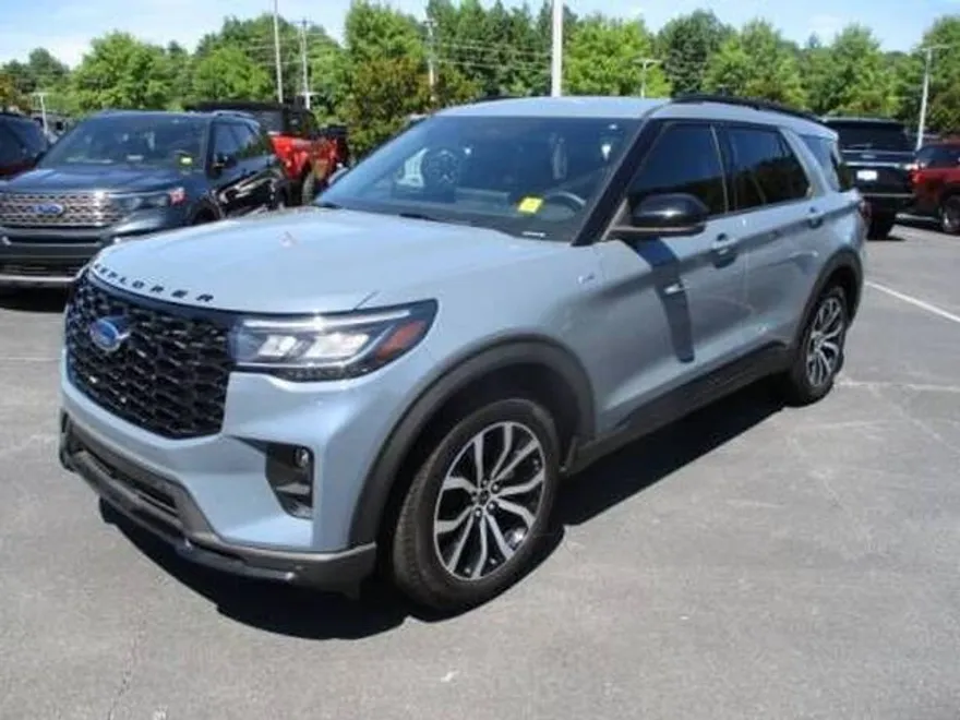 2025 Ford Explorer ST-Line photo 1
